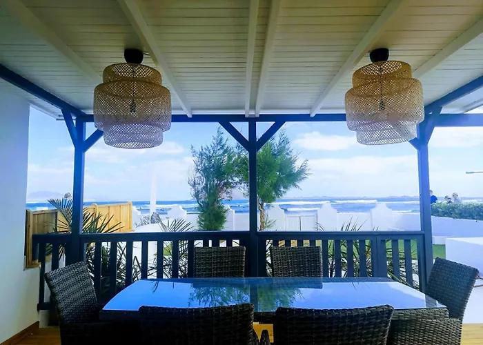 Semesterbostad Dalia House, Frontbeach, Piscina,